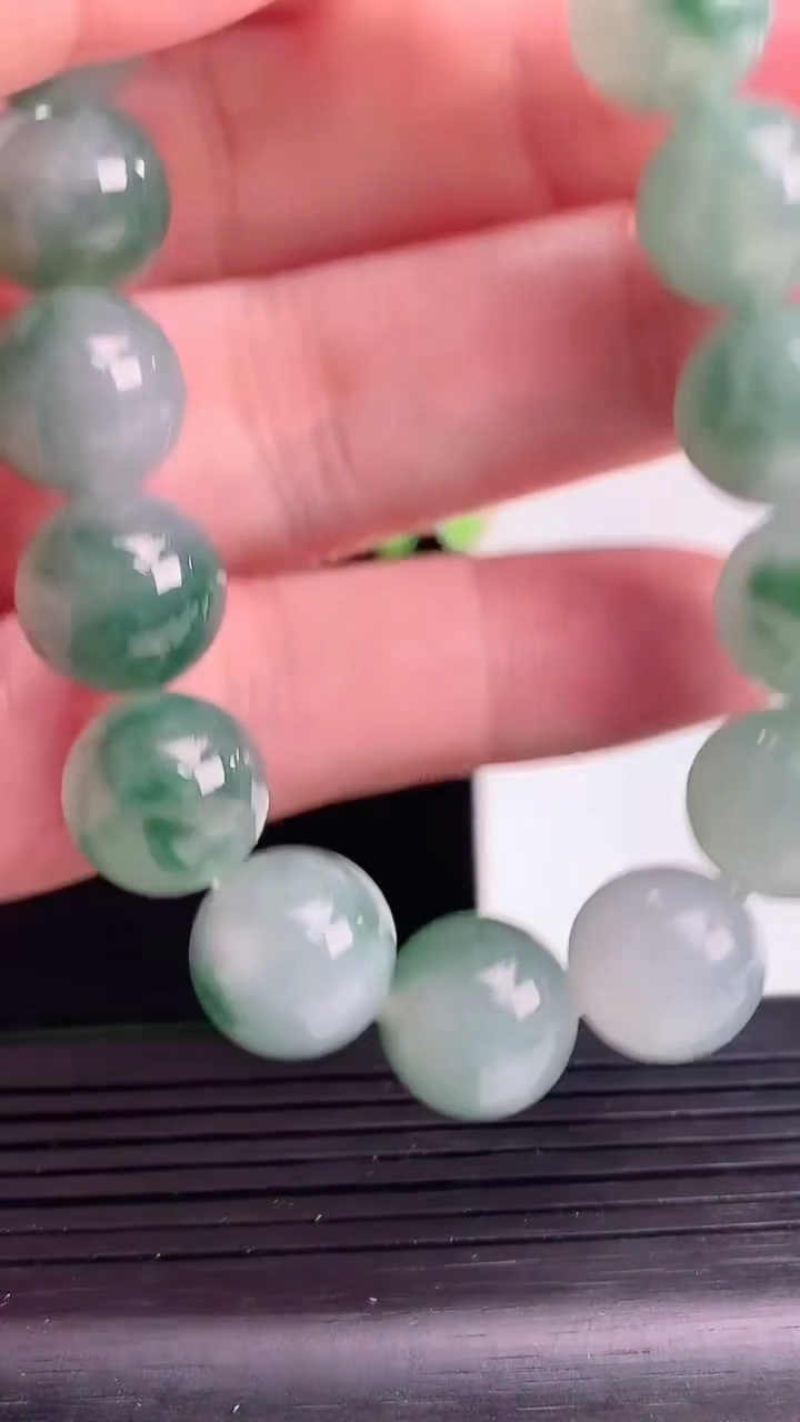 天然A货翡翠飘花圆珠手串，尺寸11.6-17颗重量:49.13g4月13日
工厂直销收藏佳品,种好水足，色泽均匀，有种有色，上手高大气！