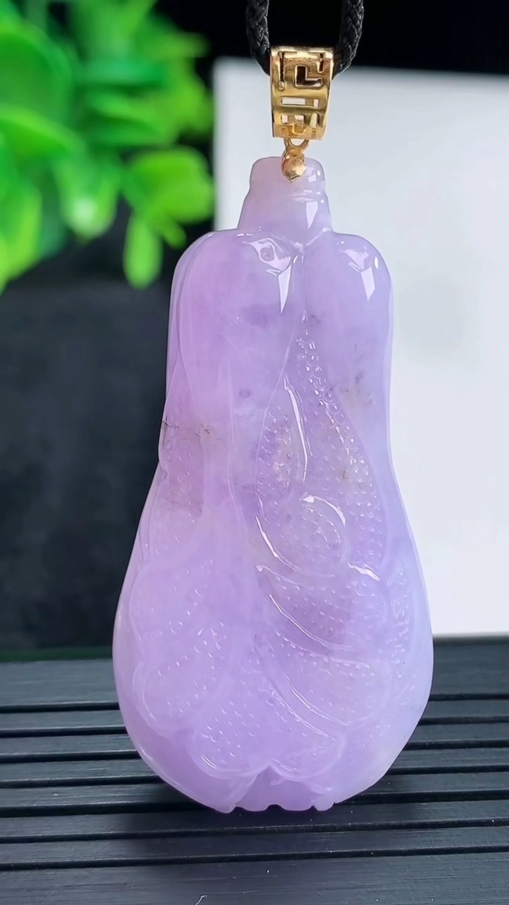 天然A货翡翠18K金紫罗兰白菜吊坠尺寸49.1-24.1-10.1重量:22.37g
4月13日