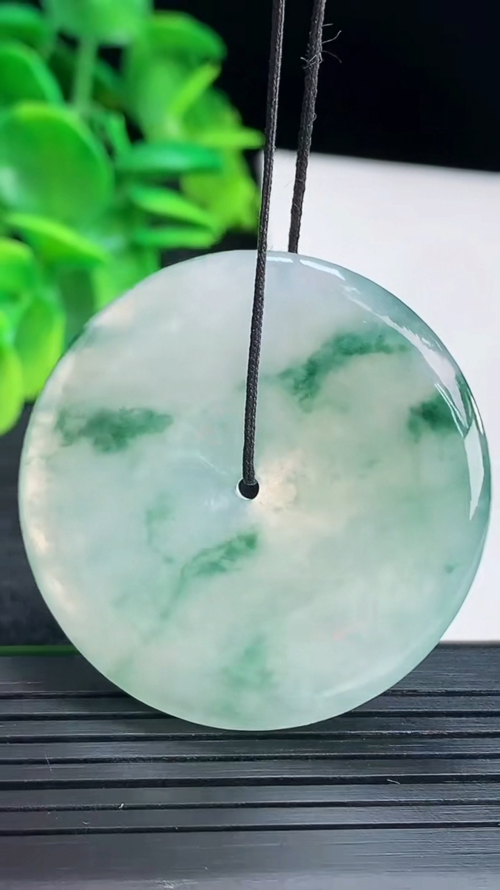 天然A货翡翠飘花平安扣吊坠尺寸41.8-5.4重量:22.03g
4月13日