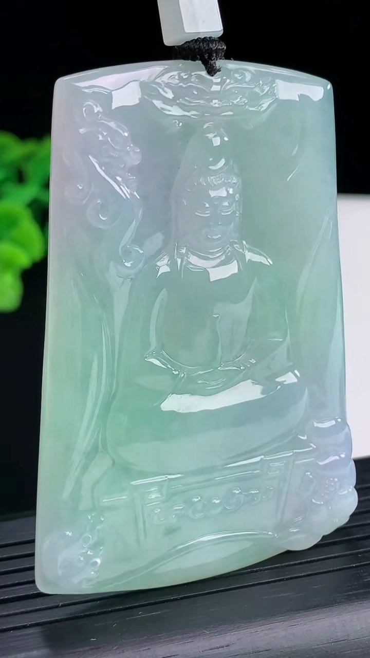 天然A货翡翠春带彩观音菩萨吊坠，尺寸69-48-5.5重量:46.65g
4月13日