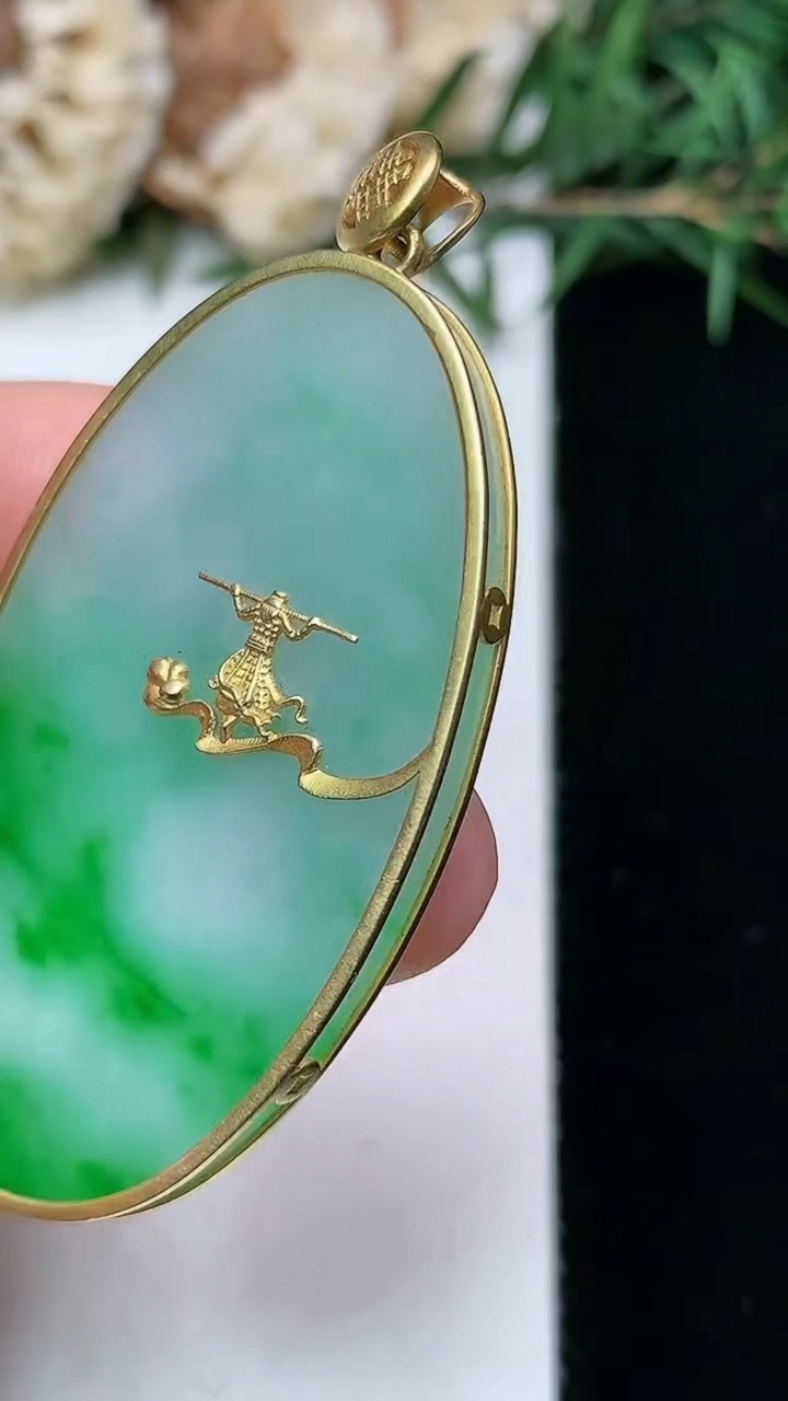 天然A货翡翠无事牌吊坠，尺寸43.6-25-3.4，重量:9.68g
4月13日