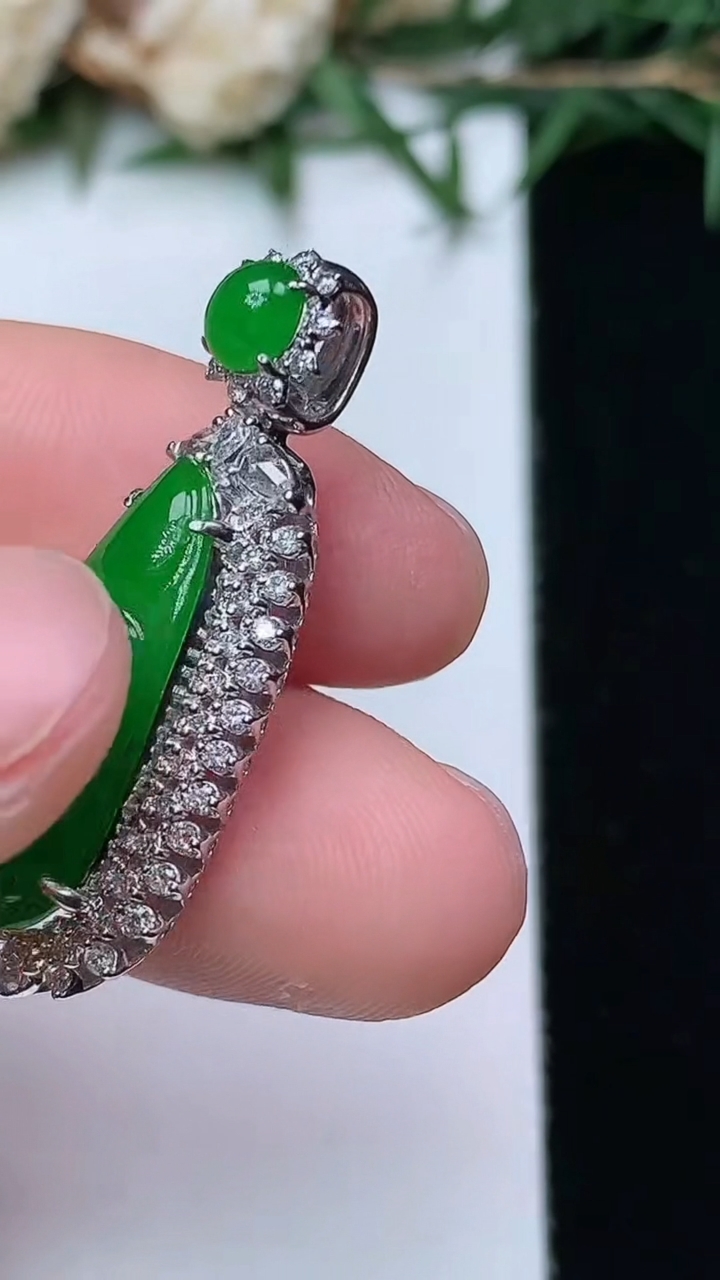 天然A货翡翠福豆吊坠，尺寸31-12-8，裸石19-7.7，重量:3.98g
4月13日