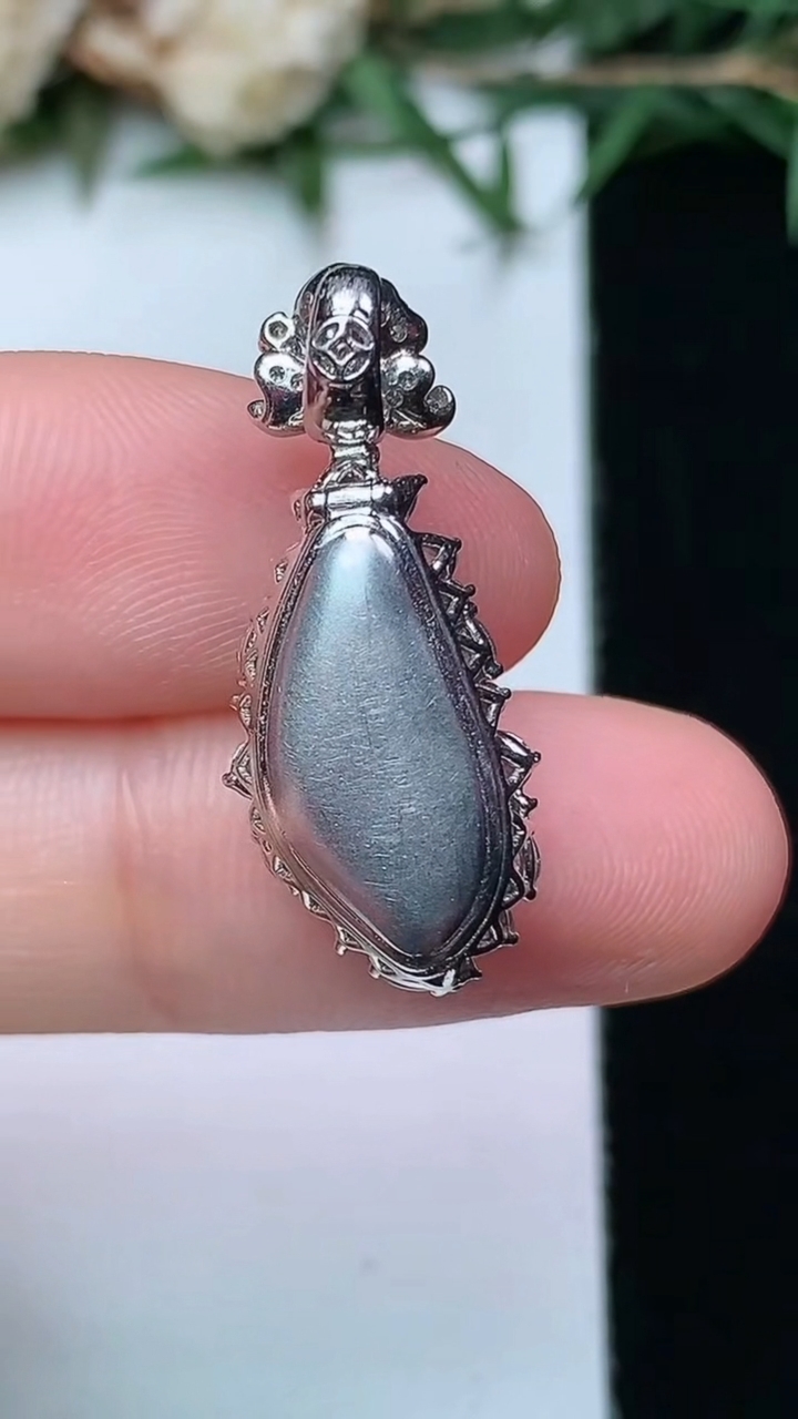 天然A货翡翠福瓜吊坠，尺寸25.8-10.4-8.4，裸石14.2-7，重量:3.33g
4月13日