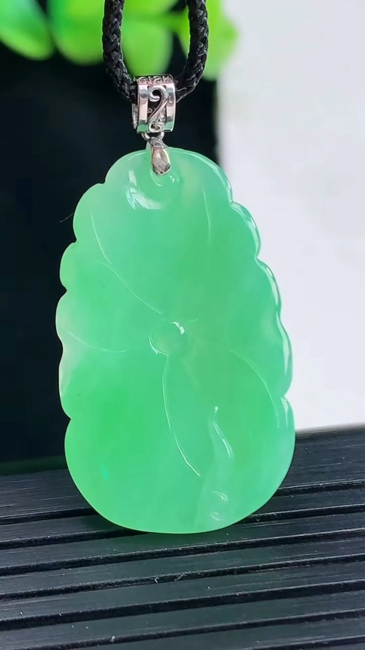 天然A货翡翠和和美美 荷花吊坠，尺寸30-19-3.5重量:4.48g
4月13日