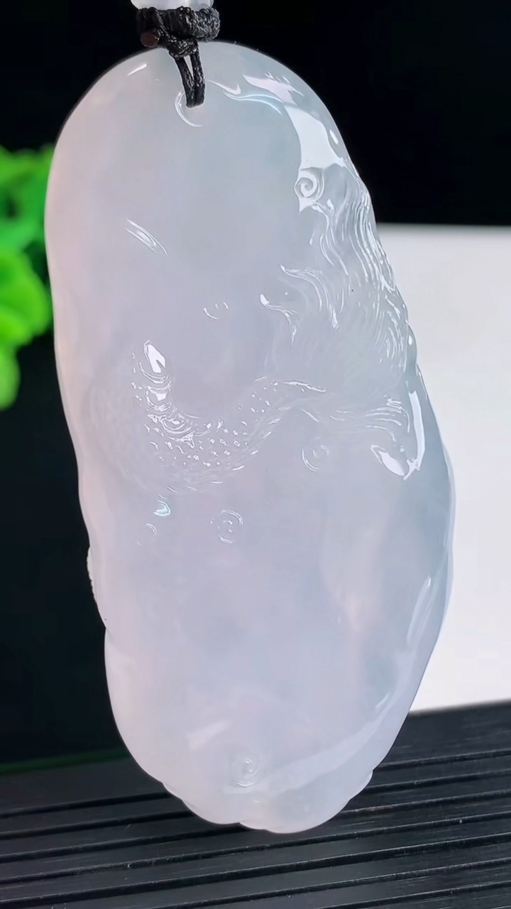 天然A货翡翠种白冰龙牌吊坠，尺寸69-33-11.5重量:53.75g
4月13日