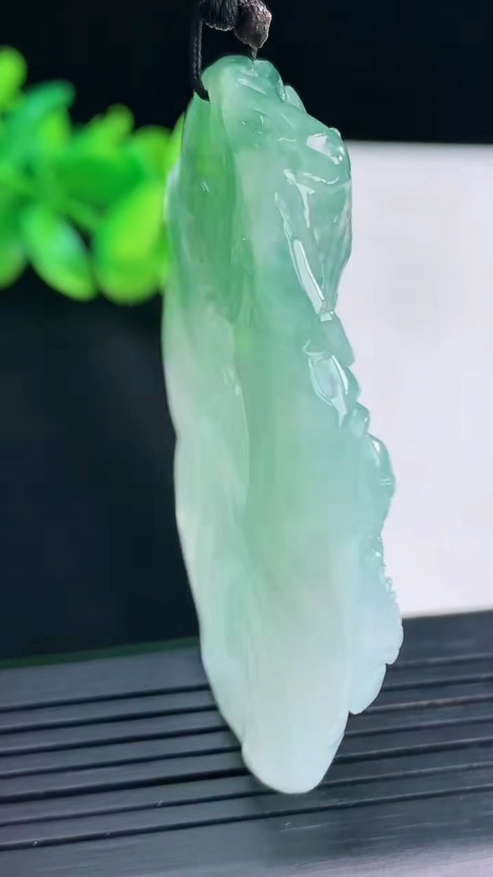 天然A货翡翠飘花龙牌吊坠，尺寸59-42-8重量:37.40g
4月13日