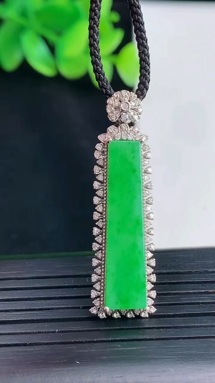 天然A货翡翠无事牌吊坠，尺寸39-11.5-6.5，裸石28-7重量:3.64g
4月13日