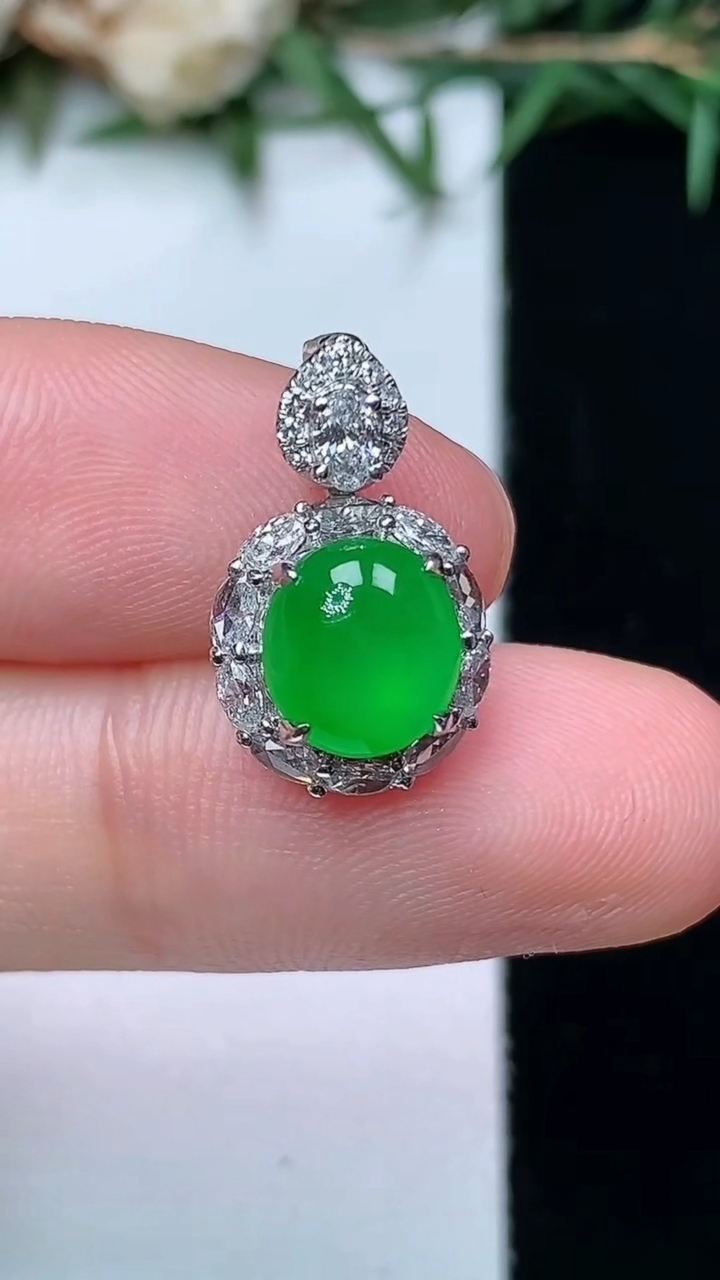 天然A货翡翠蛋面吊坠，尺寸17-10.4-8，裸石7.8-7，重量:2.22g
4月13日