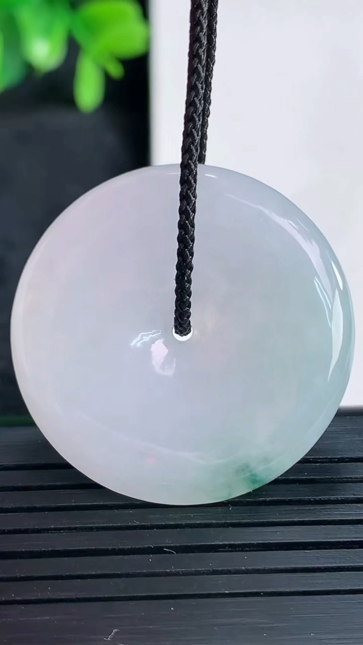 天然A货翡翠飘花平安扣吊坠尺寸33.1-5.3重量:13.21g
4月13日