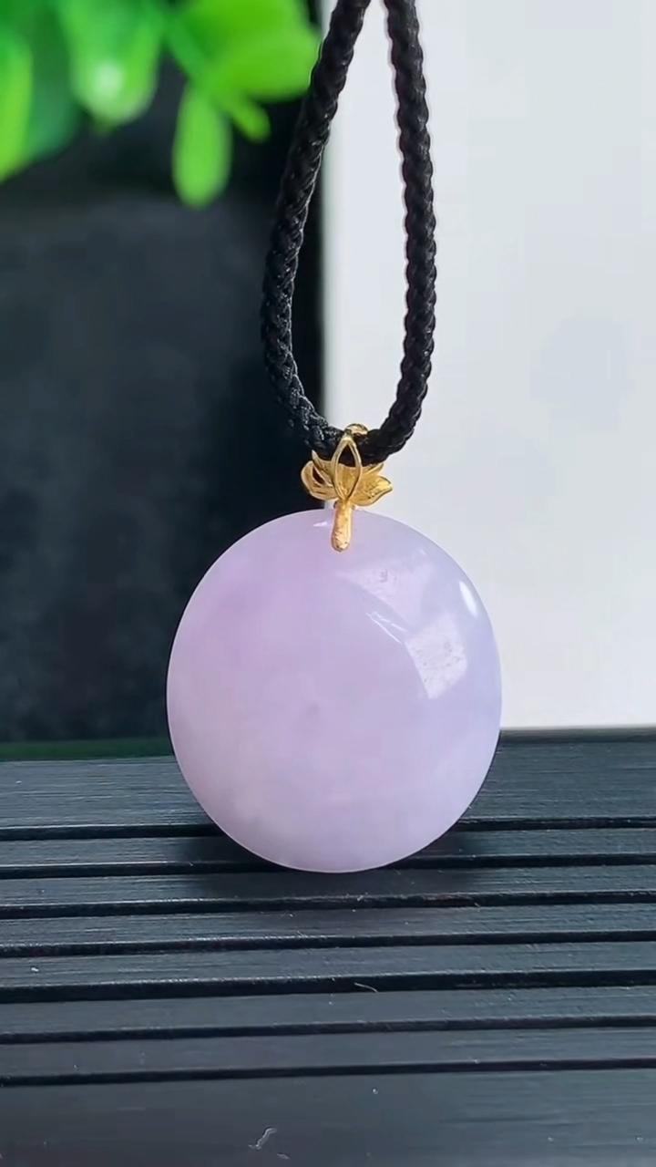 天然A货翡翠18K金紫罗兰蛋面吊坠尺寸22.7-16.9-9.1重量:4.73g
4月13日