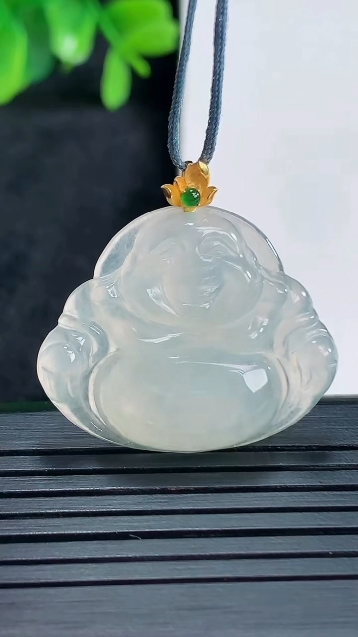 天然A货翡翠佛公吊坠尺寸28.9-29.6-5.2重量:5.76g
4月13日