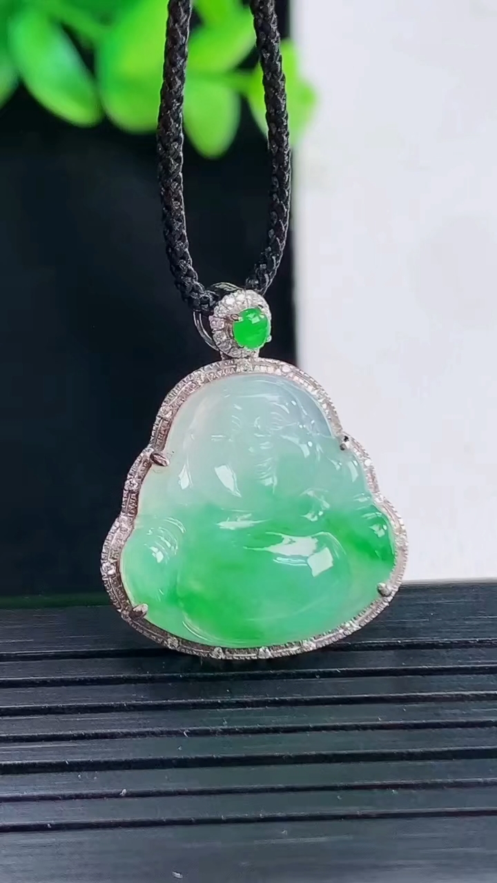 天然A货翡翠佛公吊坠，尺寸25.6-21.6-8，裸石19-19重量:4.25g
4月13日