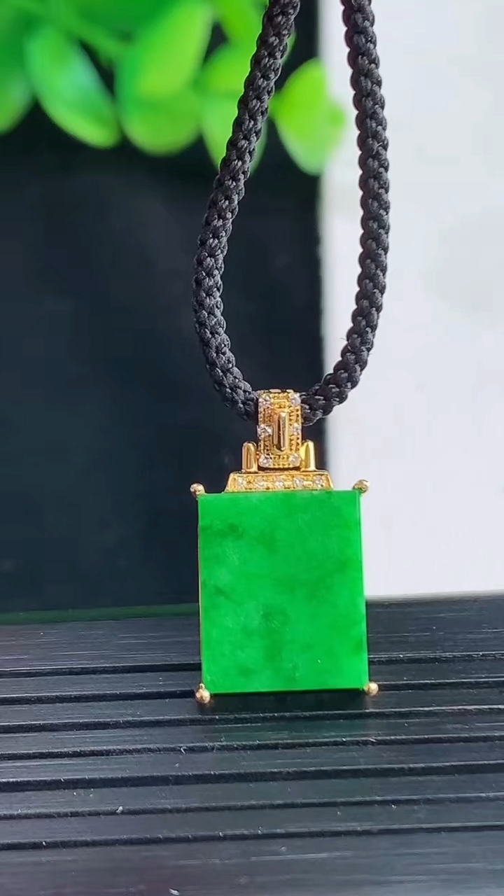 天然A货翡翠无事牌吊坠，尺寸21-12-4，裸石13-12重量:1.91g
4月13日