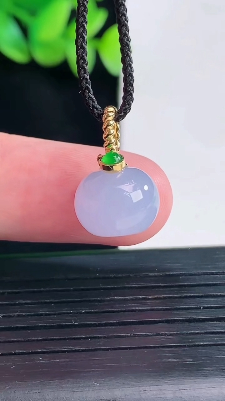 天然A货翡翠18k金紫罗兰圆珠吊坠，尺寸12-9重量:3.20g
4月13日