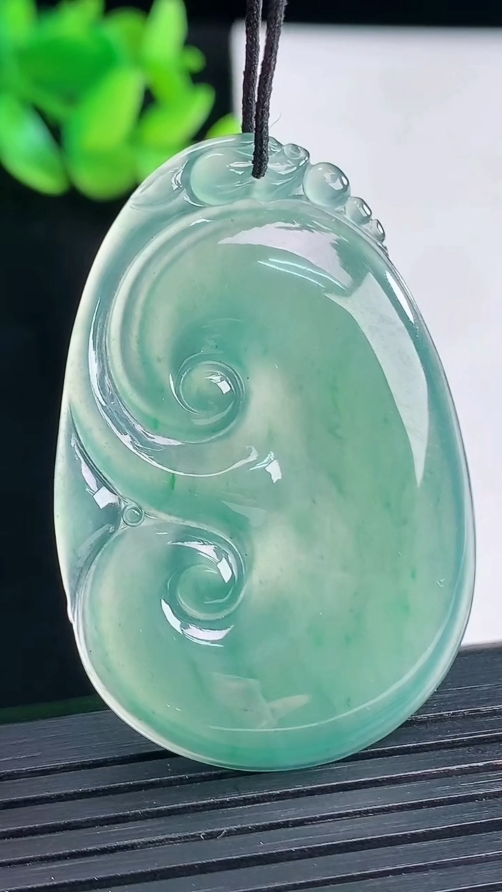 天然A货翡翠如意吊坠，尺寸46-30.5-4.5重量:12.42g
4月13日