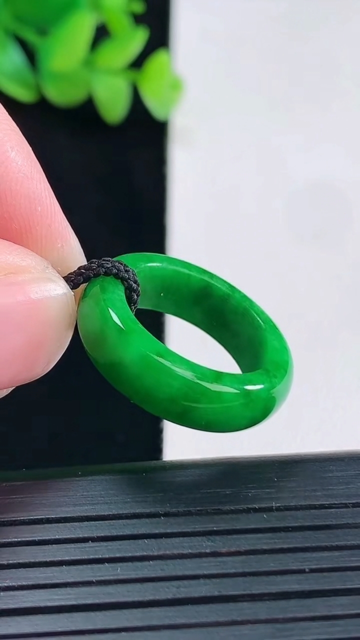 天然A货翡翠素面玉指环 戒指，尺寸17.2-7-4重量:4.97g2026年4月13日
工厂直销收藏佳品,种好水足，色泽均匀，有种有色，上手高大气！
