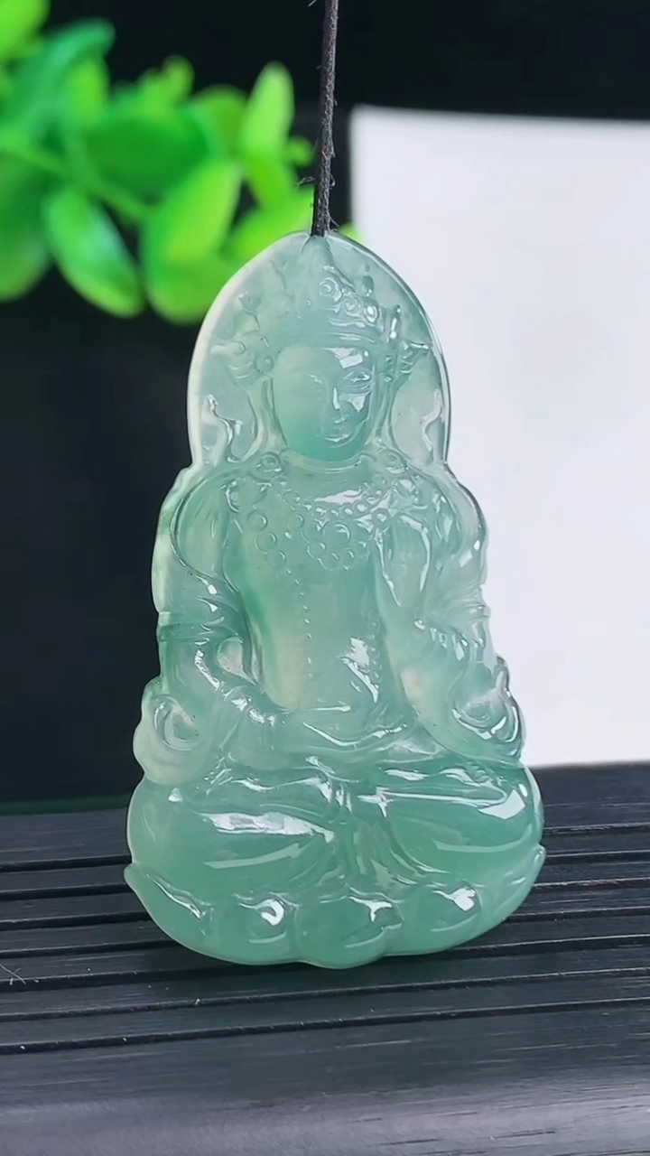 天然A货翡翠度母菩萨吊坠，尺寸46-27-5.5重量:12.05g
4月13日