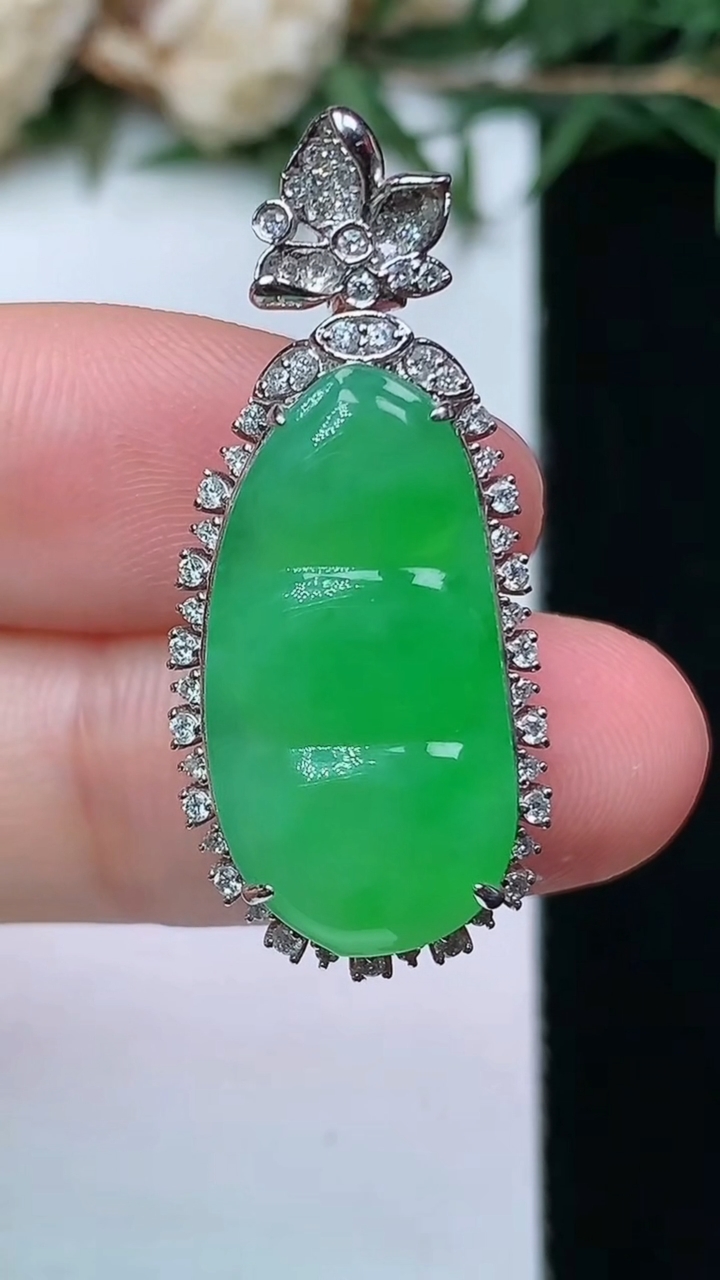 天然A货翡翠福豆吊坠，尺寸32.6-14-8.3，裸石21.7-11.5
4月13日，重量:4.42