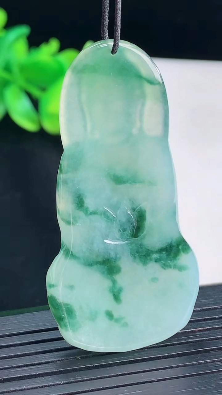 天然A货翡翠飘花大日如来佛吊坠，尺寸54-27.5-5.5重量:16.38g
4月13日