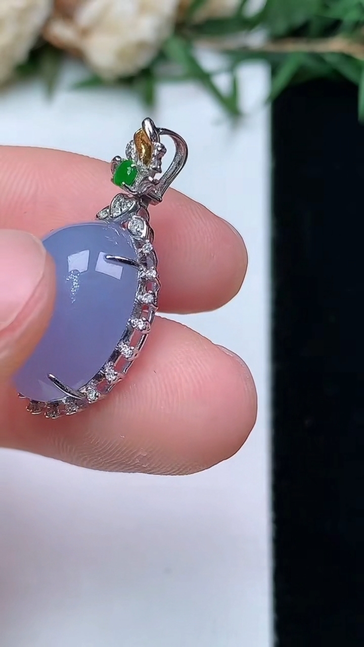 天然A货翡翠k金紫罗兰蛋面吊坠，尺寸24.4-15-8.2，裸石14.5-13，重量:3.51g
4月13日