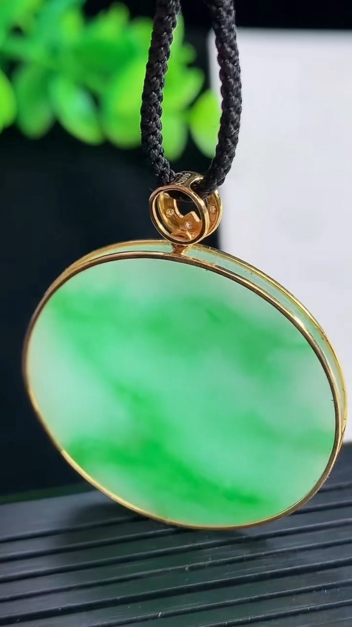 天然A货翡翠无事牌吊坠，尺寸41-34-3，裸石33.5重量:9.09g
4月13日