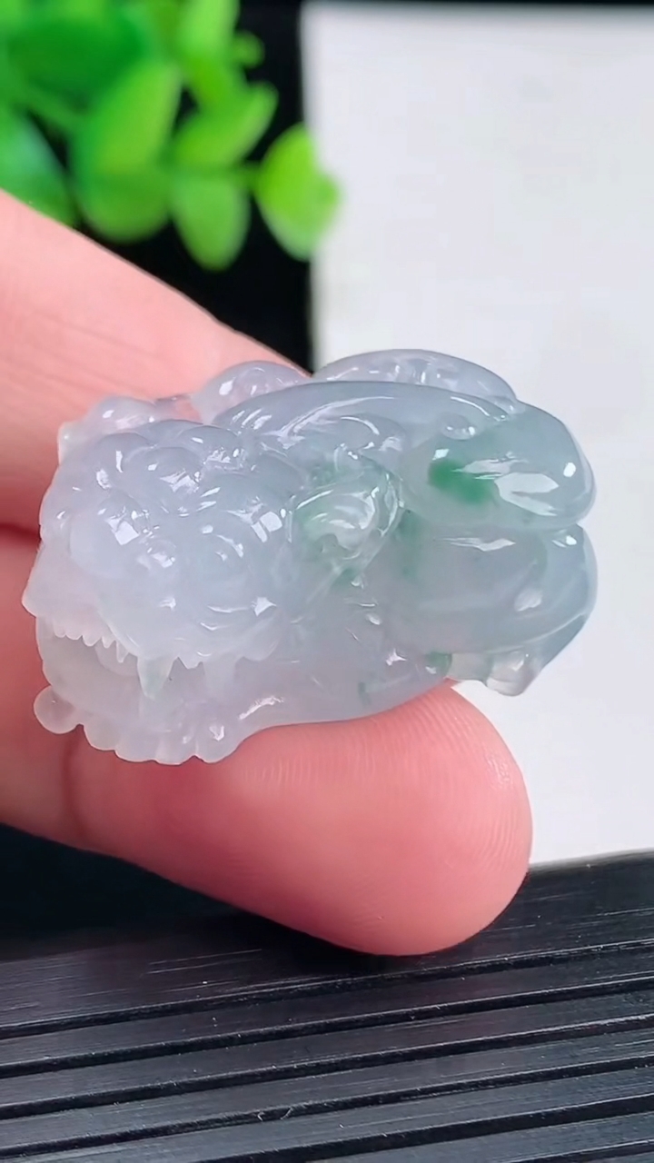 天然A货翡翠飘花貔貅吊坠，尺寸33-16-16重量:19.16g
4月13日