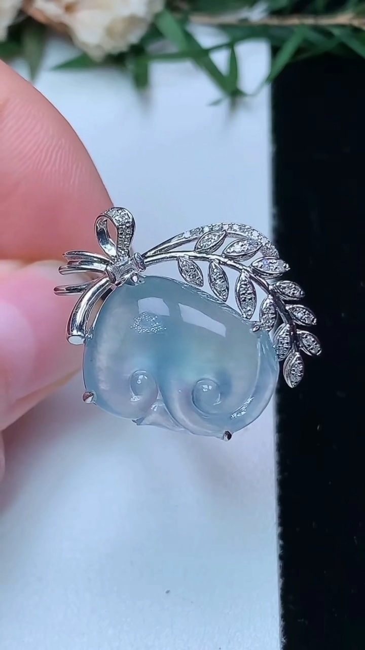 天然A货翡翠白冰如意戒指，尺寸17.7-16.4-12.6，重量:5.38g2026年4月13日
工厂直销收藏佳品,种好水足，色泽均匀，有种有色，上手高大气！