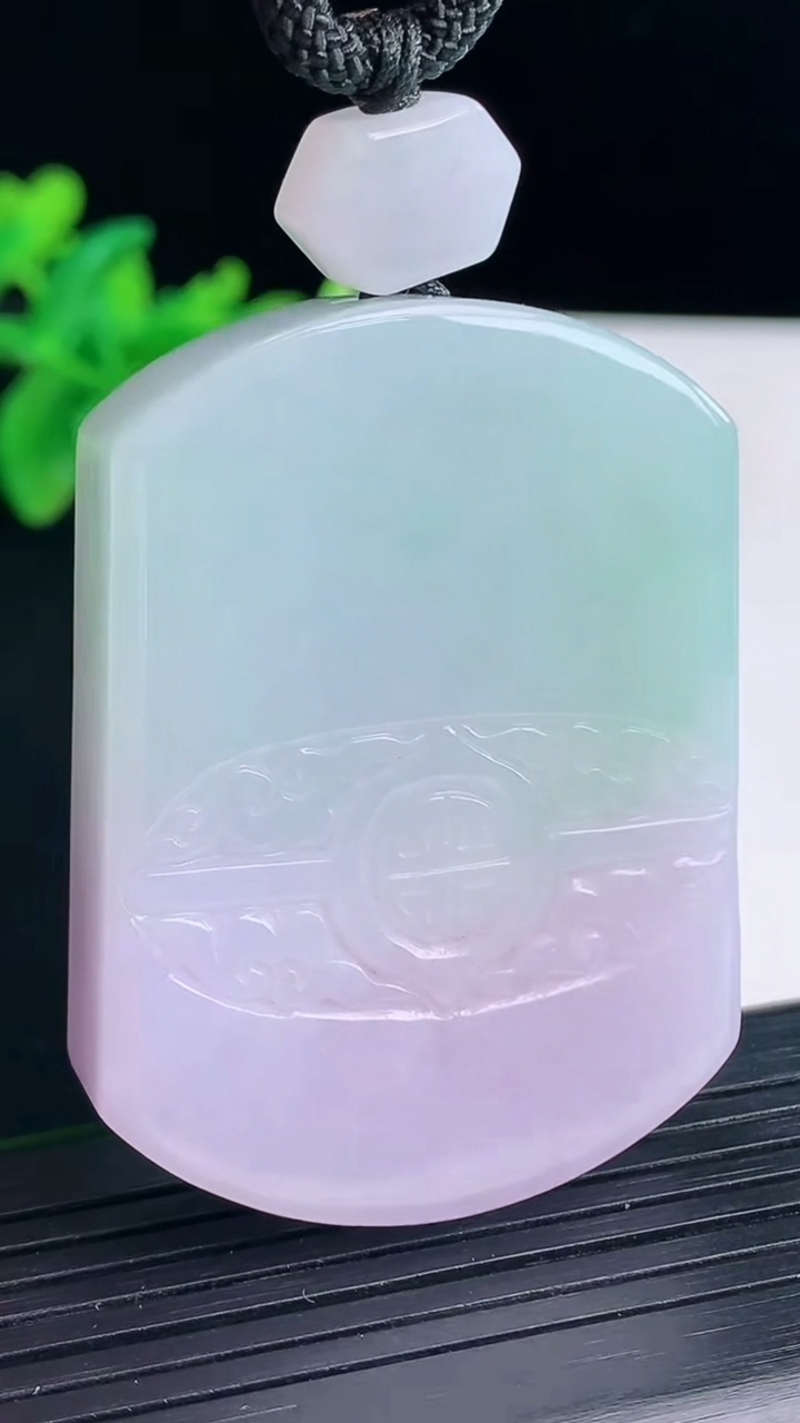 天然A货翡翠春带彩仿古无事牌吊坠，尺寸50.5-37-11.5重量:69.92g
4月13日