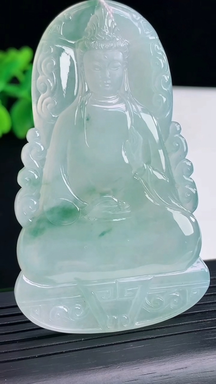 天然A货翡翠飘花素衣观音吊坠，尺寸70-44-5重量:36.81g
4月13日