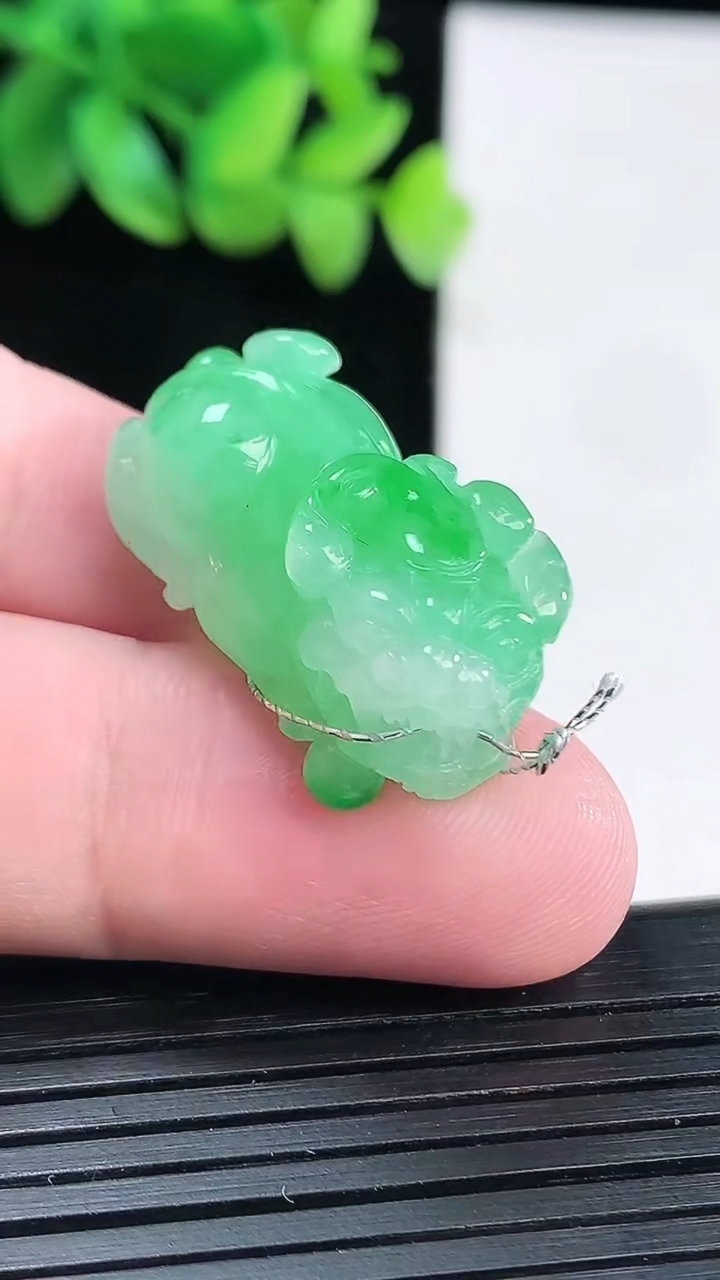 天然A货翡翠貔貅吊坠，尺寸31.5-14.5-11重量:10.18g
4月13日