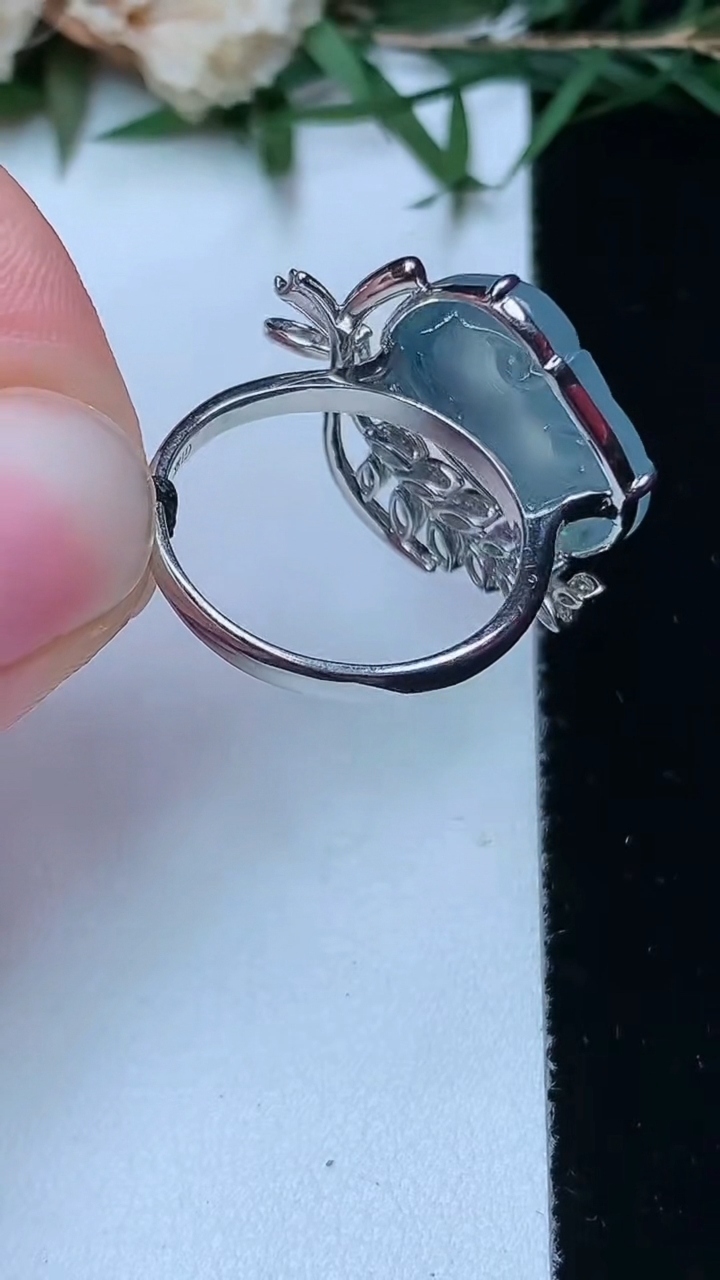 天然A货翡翠白冰如意戒指，尺寸17.7-16.4-12.6，重量:5.38g2026年4月13日
工厂直销收藏佳品,种好水足，色泽均匀，有种有色，上手高大气！