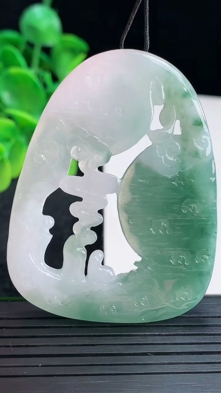 天然A货翡翠一念之间吊坠尺寸59.6-45.9-6.8重量:32.57g
4月13日