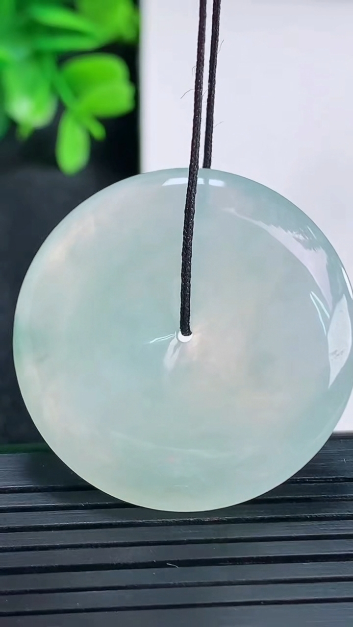 天然A货翡翠飘花平安扣吊坠尺寸35.4-5.6重量:15.29g
4月13日