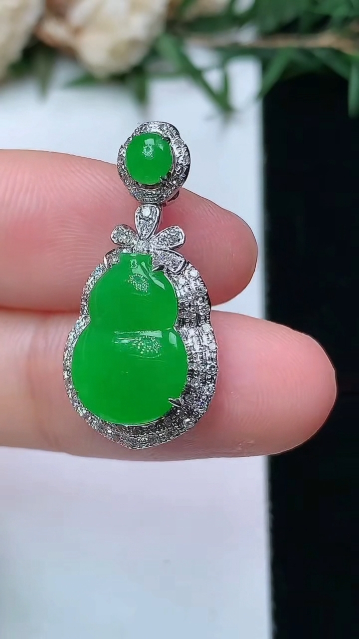 天然A货翡翠葫芦吊坠，尺寸26-12.7-7，裸石13-9.2，重量:2.56g
4月13日