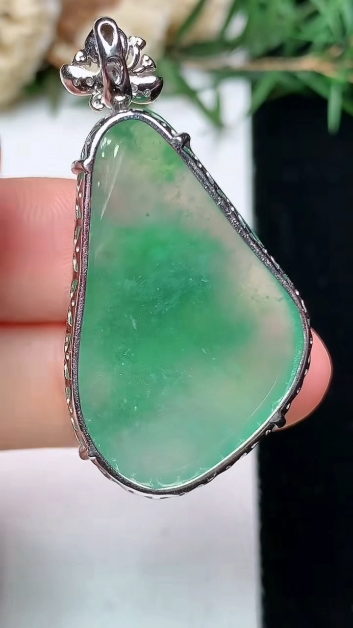 天然A货翡翠富甲一方 螃蟹吊坠，尺寸32-21.4-11，重量:10.14g
4月13日