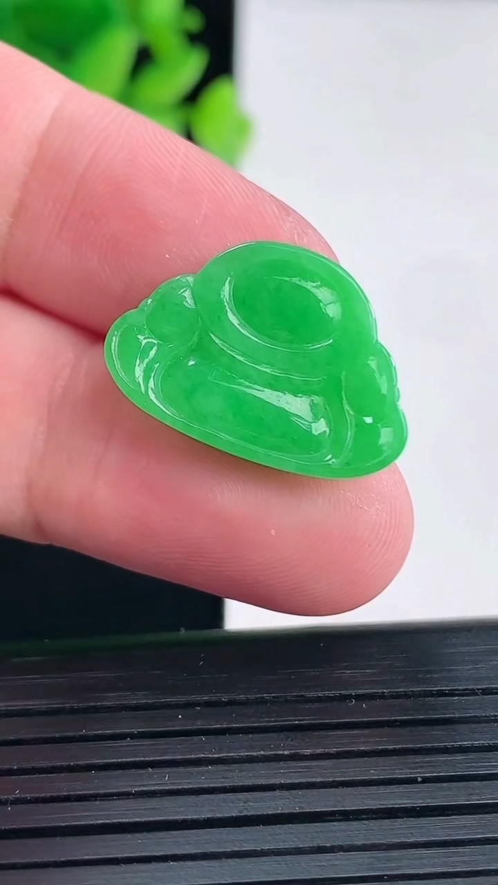 天然A货翡翠满满佛公吊坠，尺寸15.5-22-4.5重量:2.34g
4月13日