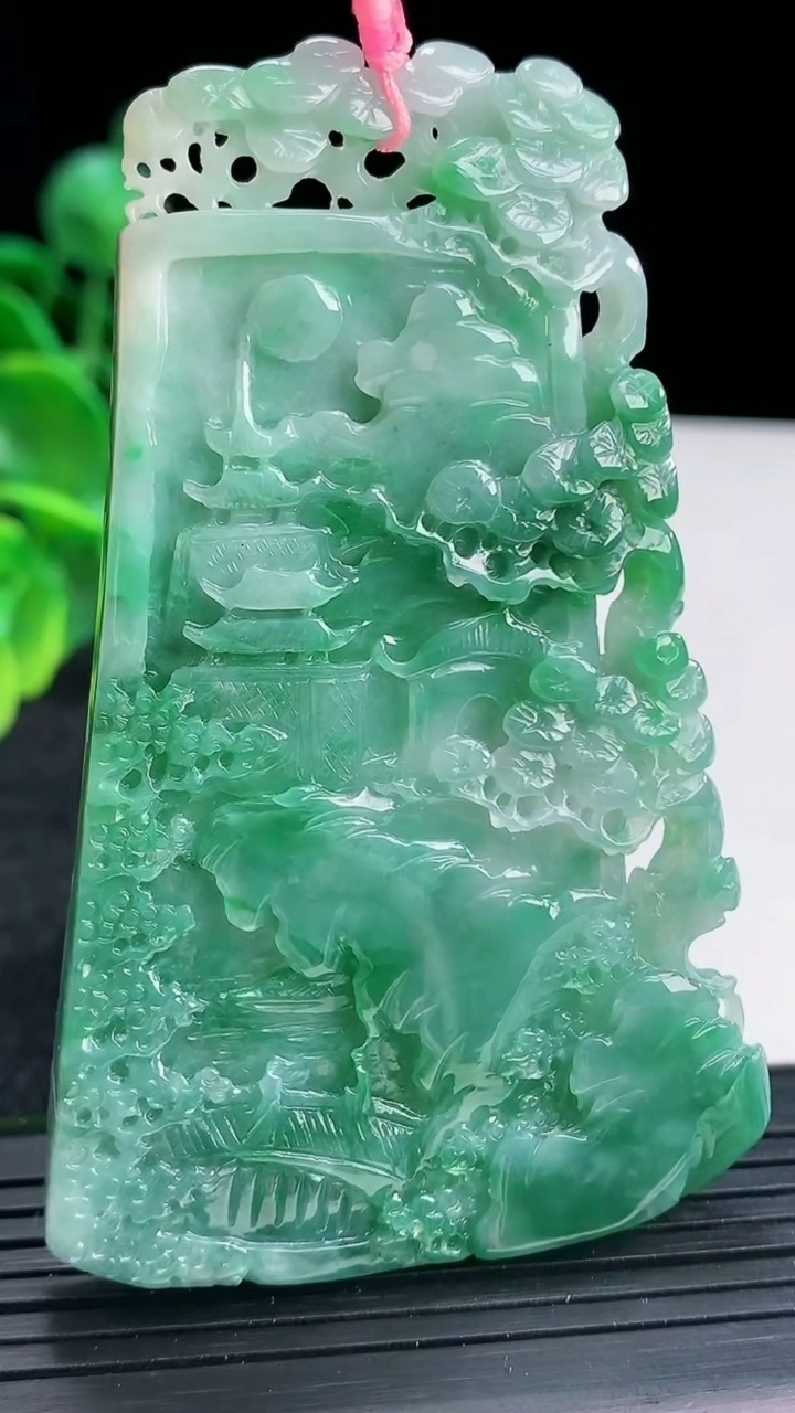 天然A货翡翠山水牌吊坠尺寸76.7-49.1-5.4重量:39.65g
4月13日