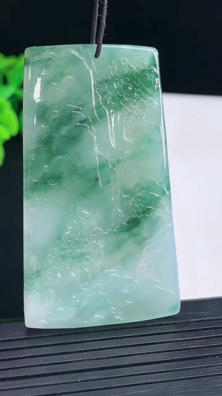 天然A货翡翠牌吊坠，尺寸60.5-35-5.2重量:29.75g
4月13日