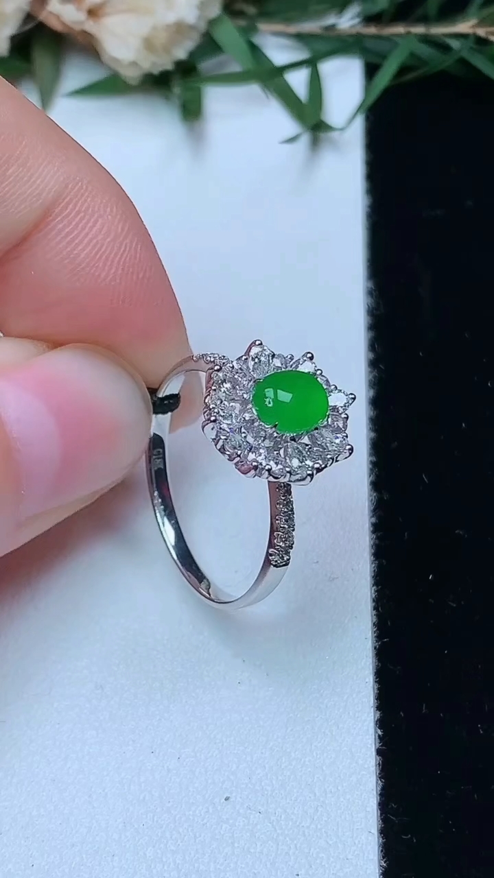 天然A货翡翠蛋面戒指，尺寸17.3-5.7-4.5，重量:2.18g2026年4月13日
工厂直销收藏佳品,种好水足，色泽均匀，有种有色，上手高大气！