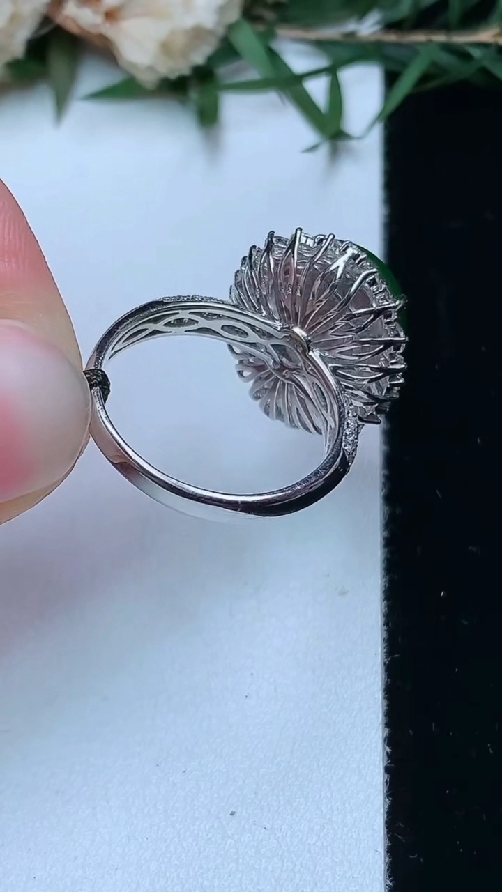 天然A货翡翠蛋面戒指，尺寸16.7-13.4-11.3，重量:4.46g2026年4月13日
工厂直销收藏佳品,种好水足，色泽均匀，有种有色，上手高大气！