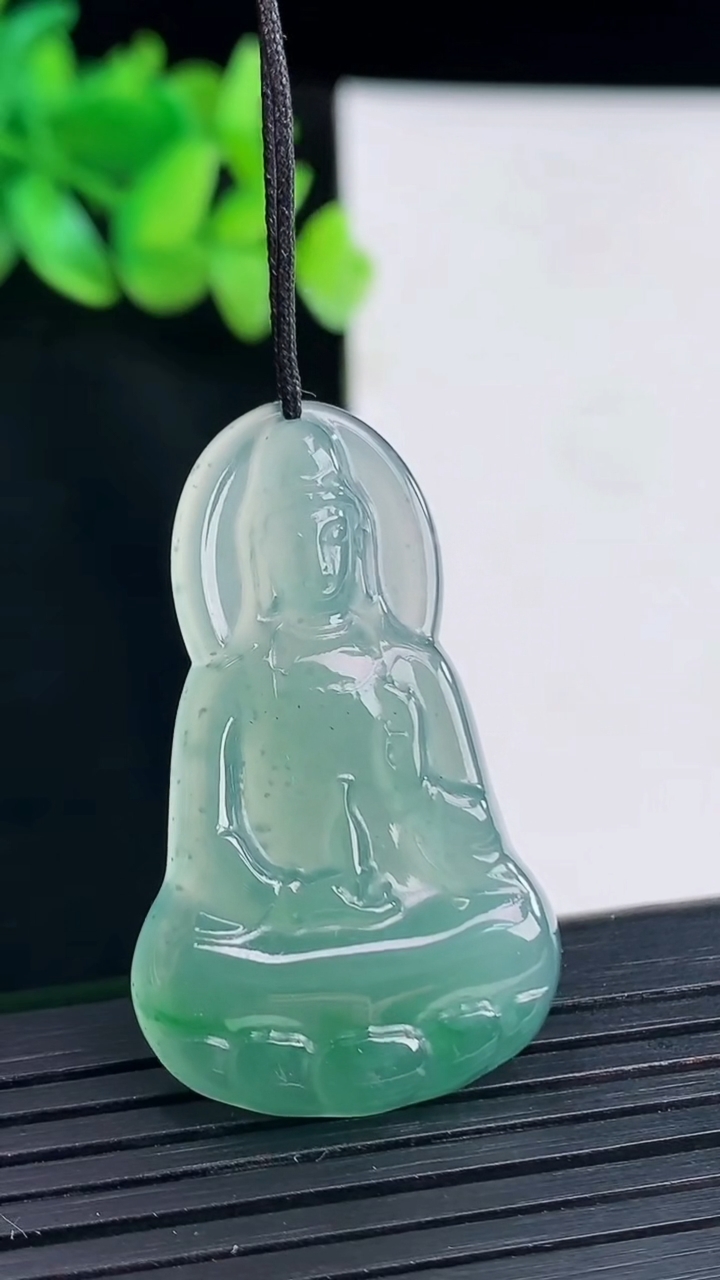 天然A货翡翠冰种蓝水素衣观音吊坠，尺寸39.5-24-4.5重量:7.52g
4月13日