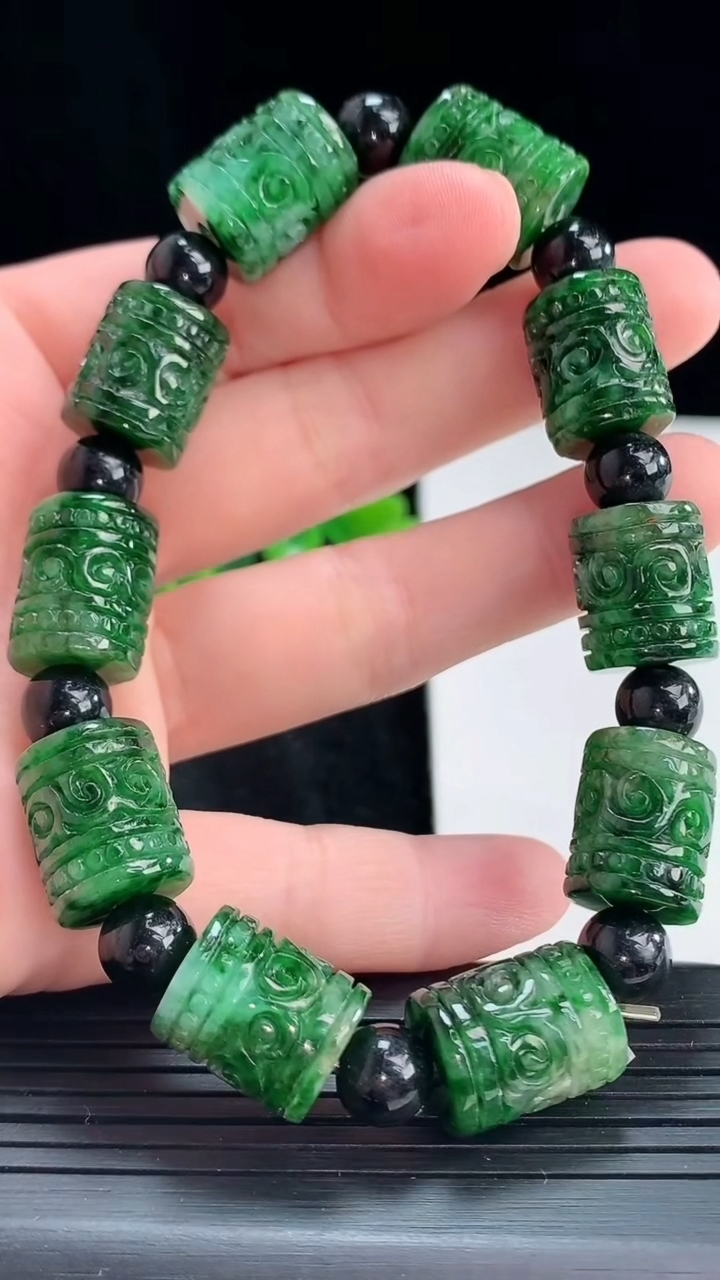 天然A货翡翠雕花路路通手串尺寸14.3-11.6-10颗重:44.30g994月13日
工厂直销收藏佳品,种好水足，色泽均匀，有种有色，上手高大气！