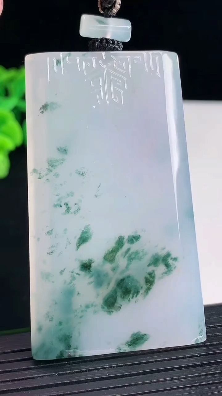 天然A货翡翠种飘花仿古无事牌吊坠，尺寸64-38-5.8重量:45.30g
4月13日