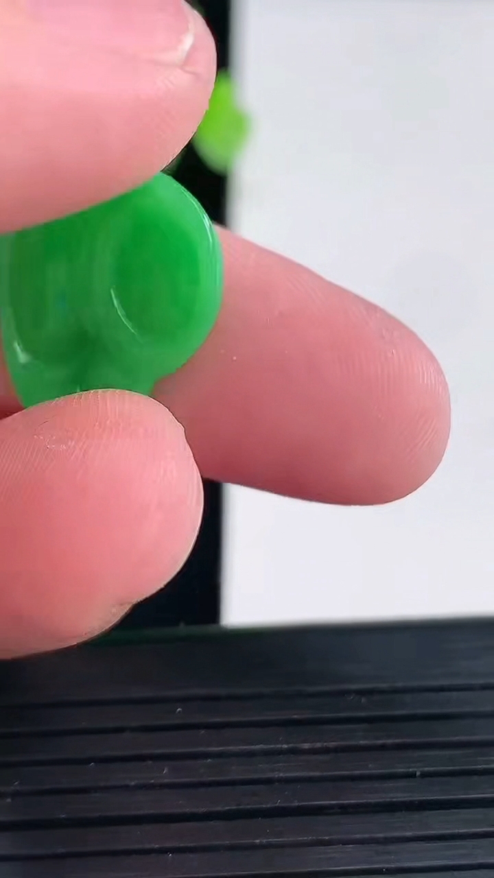 天然A货翡翠满满佛公吊坠，尺寸15.5-22-4.5重量:2.34g
4月13日