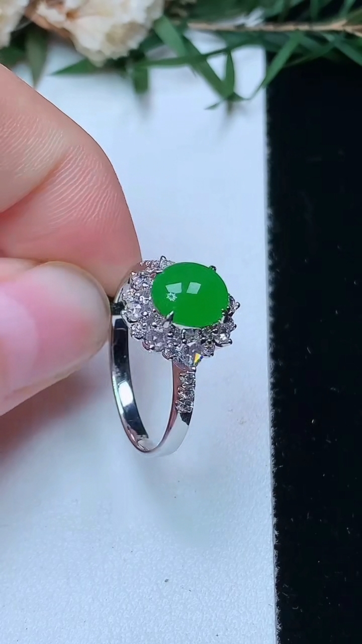 天然A货翡翠蛋面戒指，尺寸17.2-7.3-6.6，重量:2.67g2026年4月13日
工厂直销收藏佳品,种好水足，色泽均匀，有种有色，上手高大气！