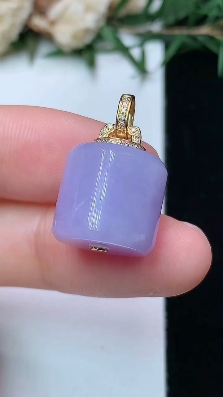 天然A货翡翠k金紫罗兰平安柱吊坠，尺寸12.4-13.6，重量:6.45g
4月13日