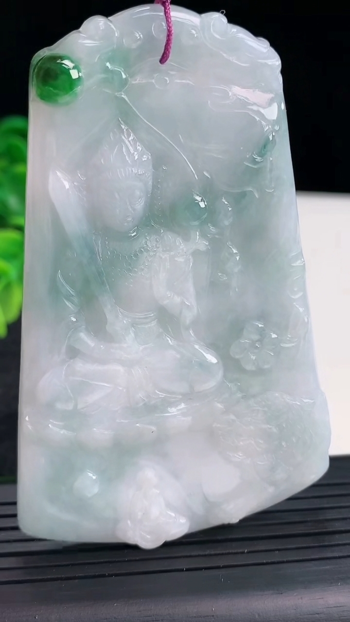 天然A货翡翠飘花文殊菩萨吊坠尺寸79.9-51.8-5.9重量:42.24g
4月13日