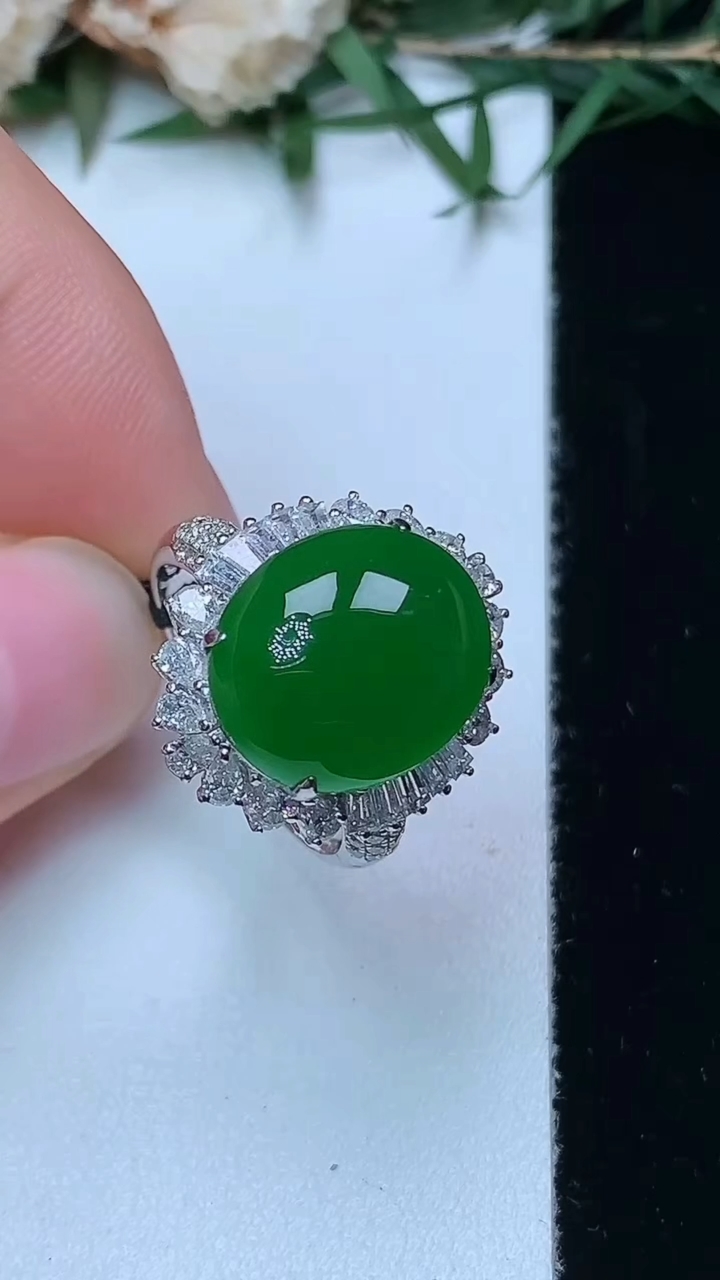 天然A货翡翠蛋面戒指，尺寸16.7-13.4-11.3，重量:4.46g2026年4月13日
工厂直