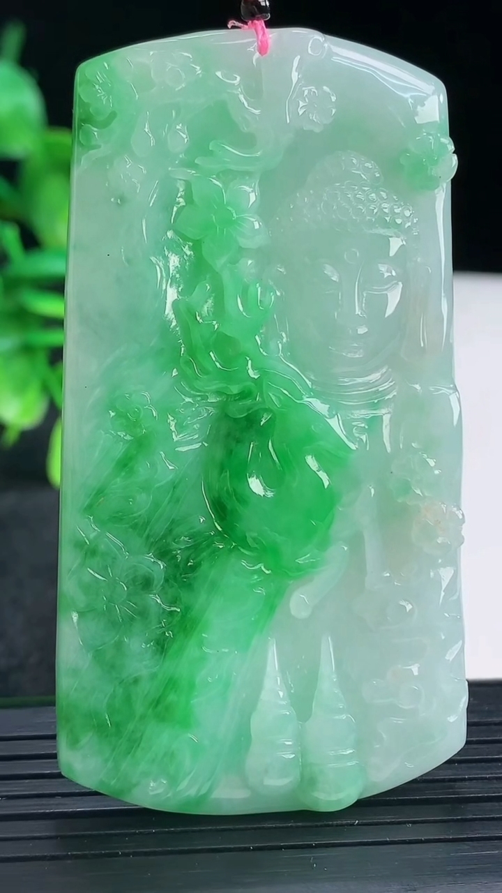 天然A货翡翠佛头吊坠尺寸72.6-39.4-5.5重量:39.13g
4月13日