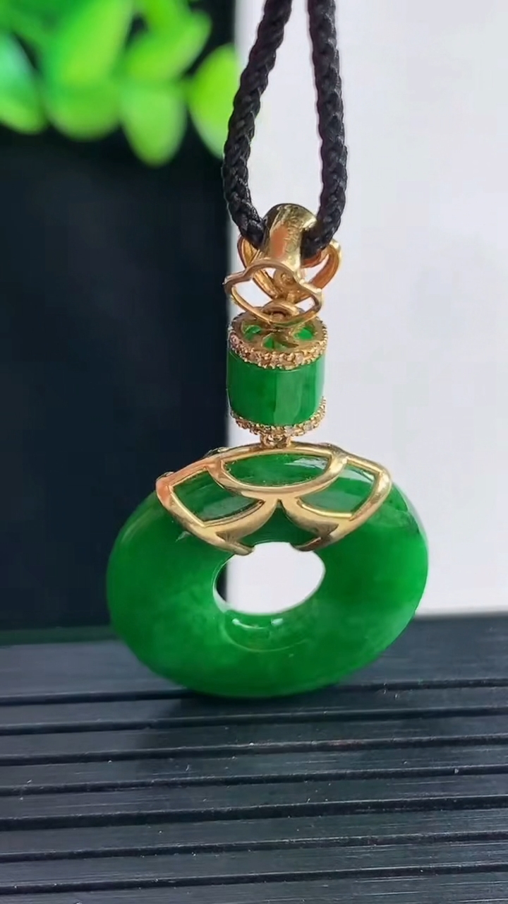 天然A货翡翠子母平安环吊坠，尺寸21.5-3.6重量:4.94g
4月13日